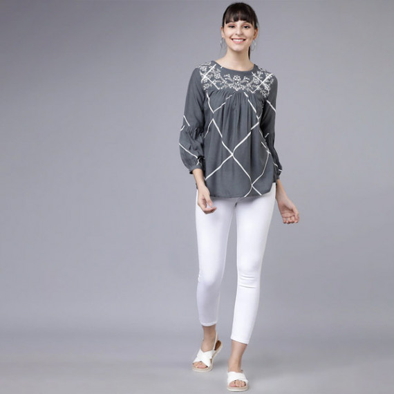 http://235429.01spn.group/products/women-grey-and-white-printed-a-line-top