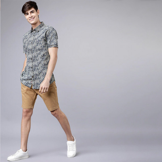 http://235429.01spn.group/products/men-khaki-solid-slim-fit-regular-shorts